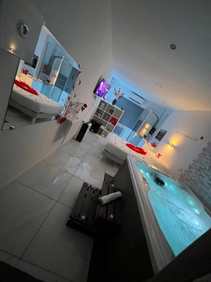 Love Room Avec Spa Privatif Le Rove Zewnętrze zdjęcie